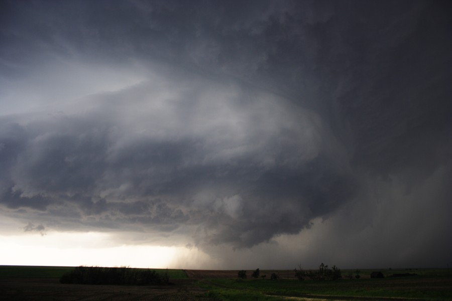 cumulonimbus supercell_thunderstorm : E of St Peters, Kansas, USA   22 May 2007