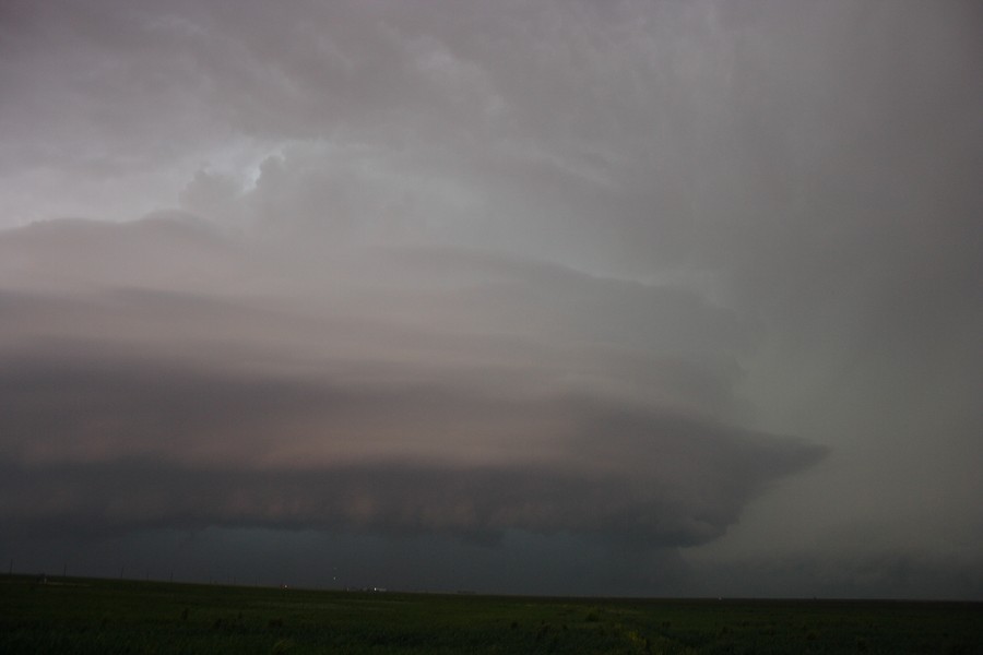 cumulonimbus supercell_thunderstorm : S of Darrouzett, Texas, USA   23 May 2007